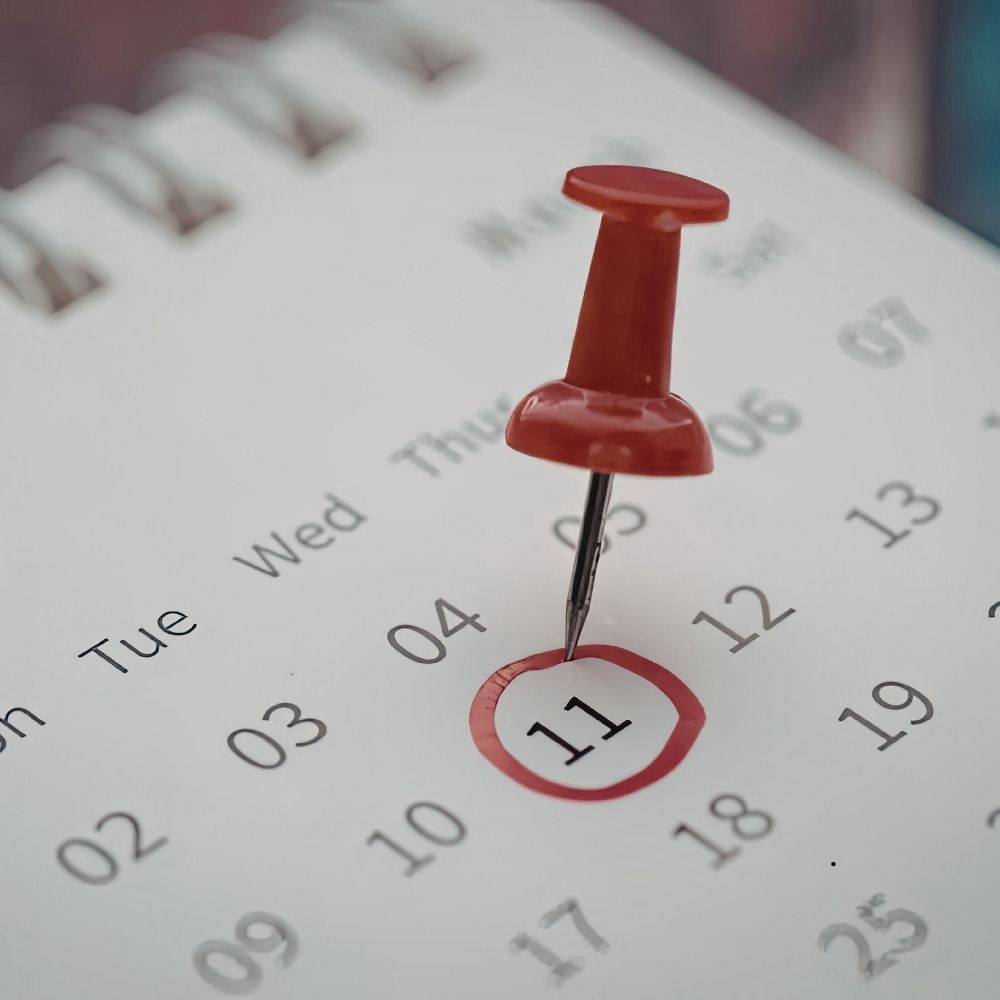 Red pin marking a date on a calendar, the settlement window after an MCA default